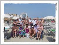 Foto di gruppo in spiaggia a Villa Marina